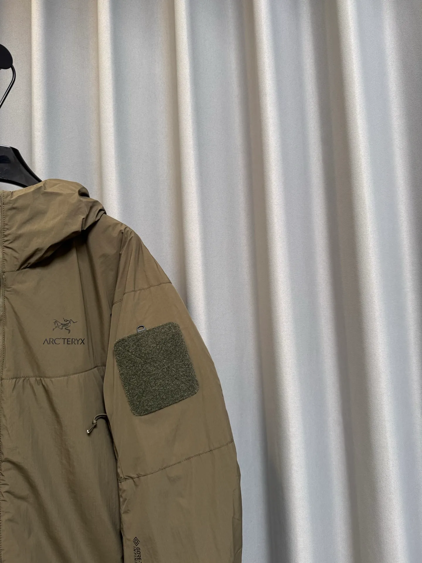 【Premium 】 Arc·teryx 26fw ! N WINDSTOPPER 2L ， Coreloft 100 ， 。 Cold Series ， ， ， ！ ， 。 windstopper ,n Gossamera Fusion WS。 ， ： 1： WINDSTOPPER ， ， ， ， 。 Coreloft ， 。 。 2： 。 3： ， ， 。 4： ， ， 。 ， ， 。 ！ ， ！ ： / Gray/ Size：s/m/l/xl/xxl
